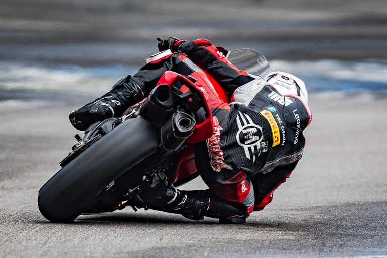 Der Pole will nach dem Titel greifen