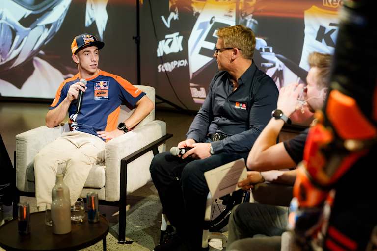 KTM-Werksfahrer Pedro Acosta mit Sportchef Pit Beirer in der Motohall
