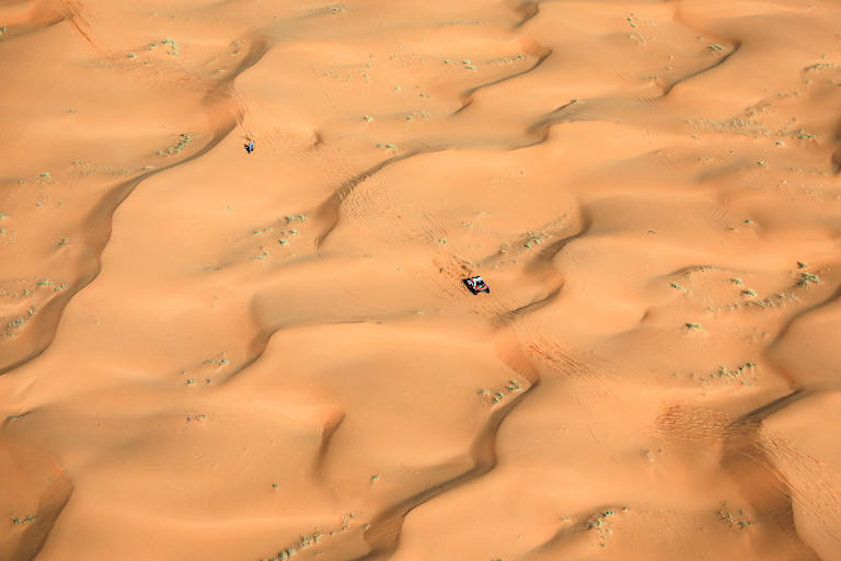 Toyota-Pilot Henk Lategan einsam im Wüstensand