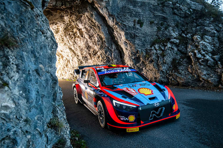Die Rallye Monte Carlo führt meist über herausforderende enge Alpenstraßen 