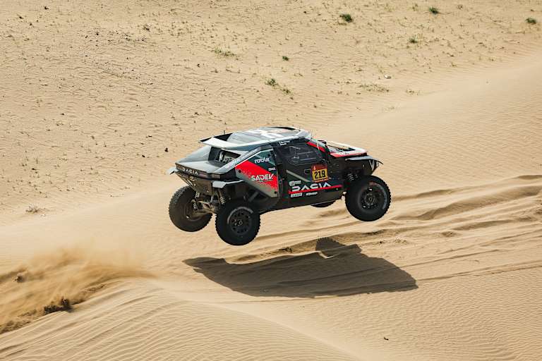 Sebastien Loeb/Edouard Boulanger springen am Ende im Dacia auf Platz 4