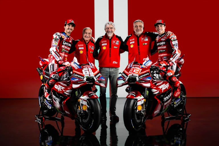Ducati-Spitze: Bagnaia, Tardozzi, Dall'Igna, Grassilli, Marquez (v.l.)