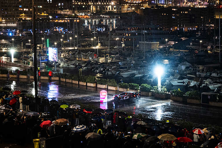 Reifenroulett unterhalb des Casinos von Monte Carlo: Oliver Solberg 