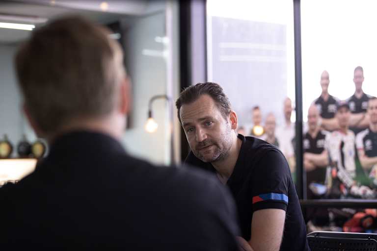 BMW-Rennchef Sven Blusch (re.) im Gespräch mit Ivo Schützbach