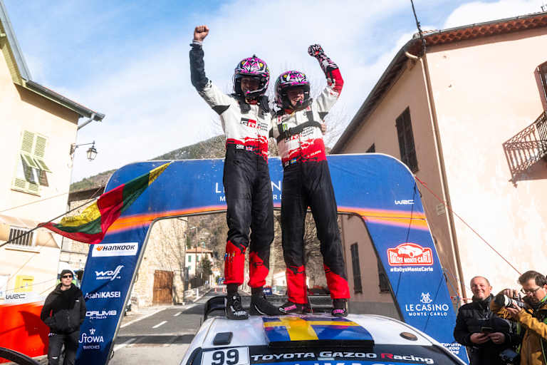 Oliver Solberg/Elliott Edmondson feiern ihren Rallye-Monte Carlo-Sieg