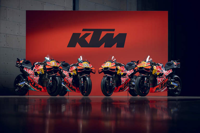 Die KTM-MotoGP-Bikes für 2026. Rechts die RC16 von Bastianini und Vinales