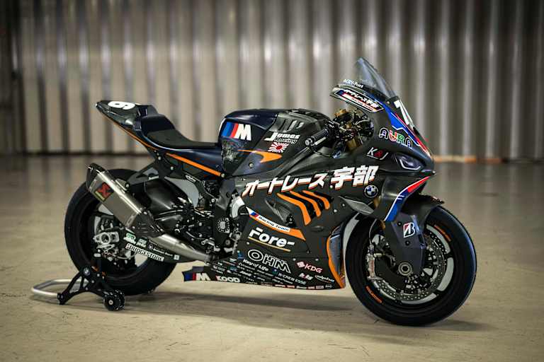 Die BMW des AutoRace Ube Racing Team mit der #76