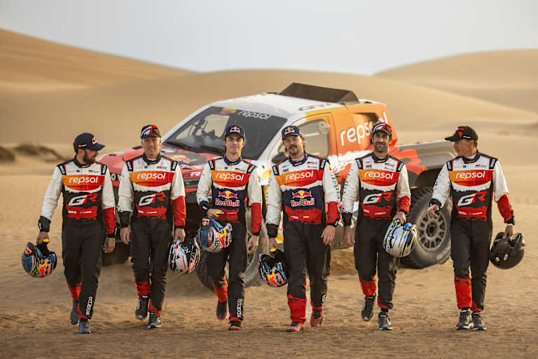 Das in Südafrka beheimatete Toyota Gazoo-W2RC-Werksteam vor der Dakar 2026 