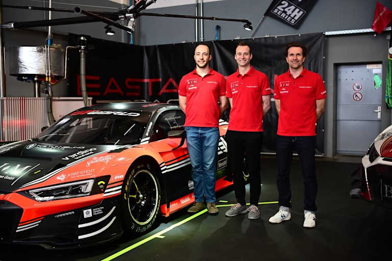 Simon Reicher, Christopher Haase und Markus Winkelhock vor ihrem Audi