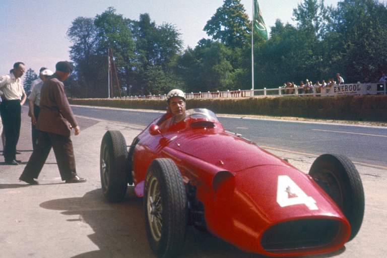 Jean Behra mit Karo-Muster auf dem Helm