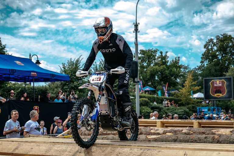 Dave Freidinger mit dem Prototyp namens Eduro bei den Red Bull Romaniacs