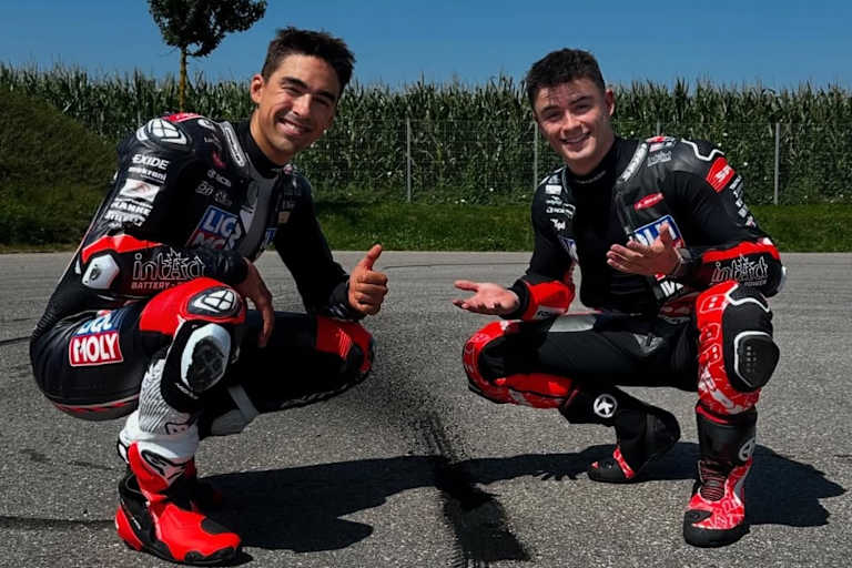 Moto2-Sieger Senna Agius und Manuel Gonzalez (re.)