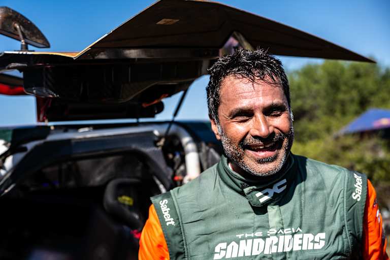 Nasser Al-Attiyah siegt in den Dünen und übernimmt Gesamtführung  