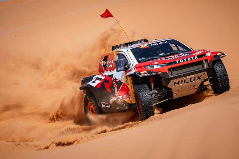 Seth Quintero/Andrew Short im Toyota Hilux wirbeln Sand auf