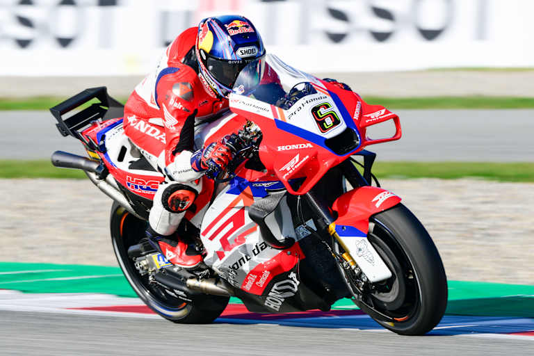 Stefan Bradl mit dem Pro-Honda-Logo auf der RC213V in Barcelona 2024