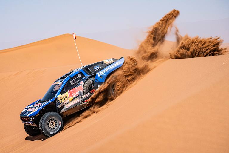 Carlos Sainz hat im Ford Raptor die Führung übernommen