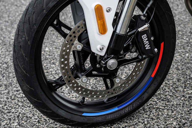 Radial verschraubte Vierkolbenzange von Brembo mit 310er Scheibe