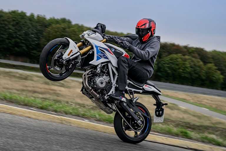 BMW F450R mit erhobenem Vorderrad: BMW ist keine Altherrenmarke mehr