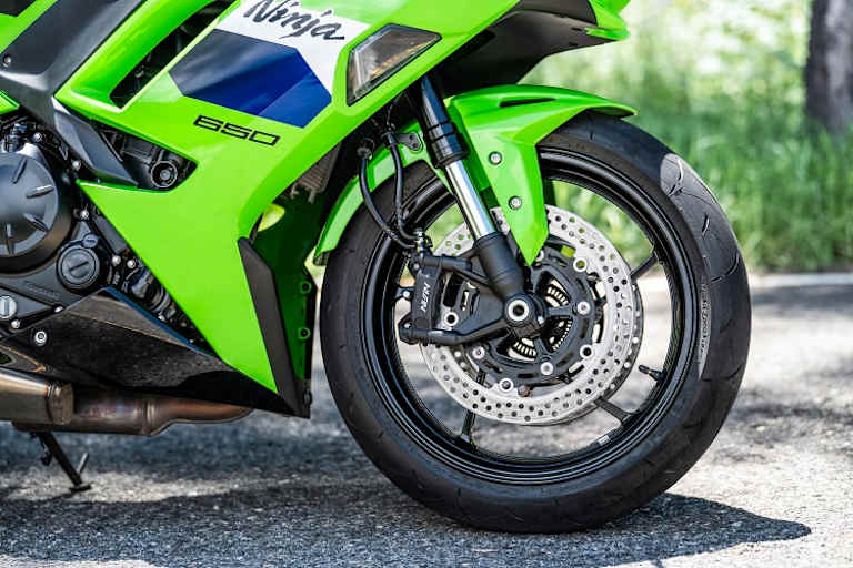 Neu: USD-Gabel, radial verschraubte Vierkolben-Bremszangen