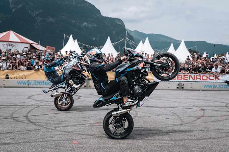 Aufwändiges Rahmenprogramm: Stunts, Livemusik und BMW-Motorräder zuhauf