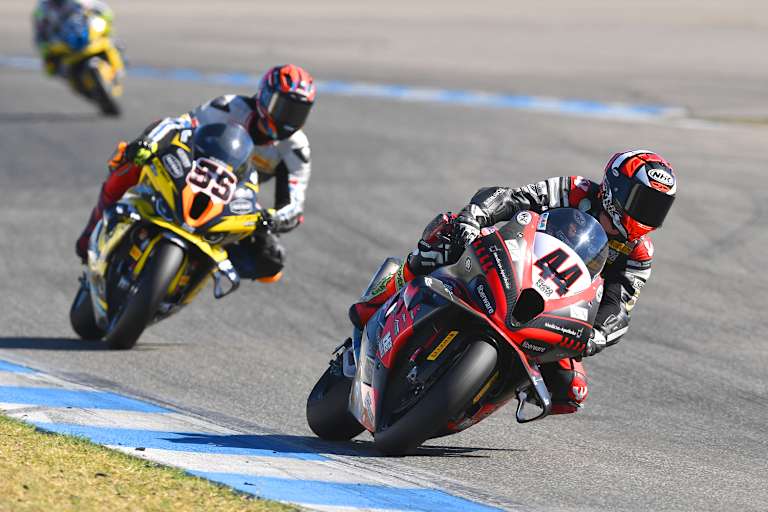 Kevin Orgis #44 vor Milan Merckelbagh #55