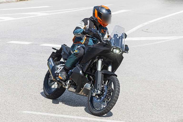 KTM 990 Adventure: Steil aufragende, schmale Front im Rallye-Stil