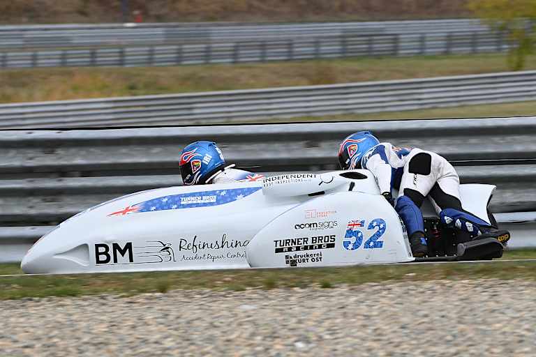 Im Sprintrennen von Oschersleben überzeugen Turner/Turner mit Rang 6