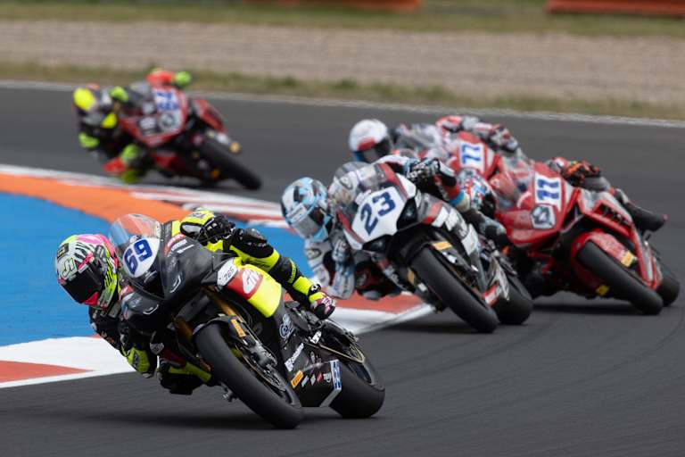 Marcel Schrötter kämpft hier mit einer V2-Ducati gegen vier Dreizylinder