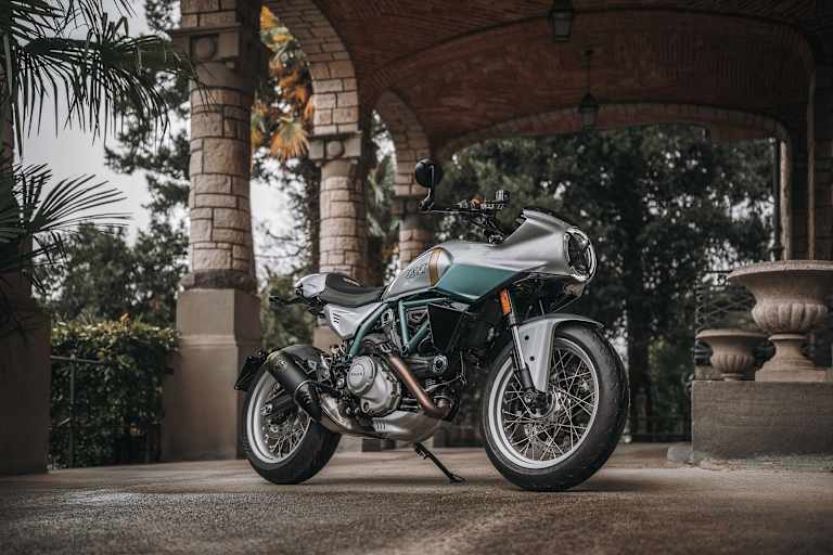 Wie das historische Vorbild: Halbschalen-Verkleidung, Lenkerendenspiegel