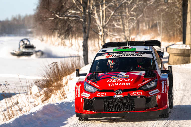 Elfyn Evans/Martin Scott führen im Toyota die Rallye Schweden an