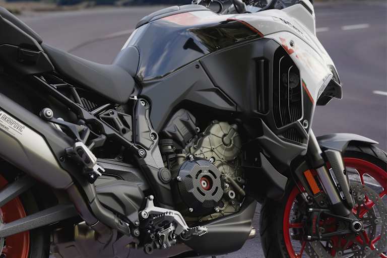 Karbon und Akrapovic: Für eine unverwechselbare Ducati Multistrada V4