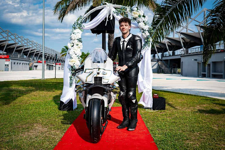 Jetzt offiziell verheiratet: Marco Bezzecchi und die Aprilia RS-GP