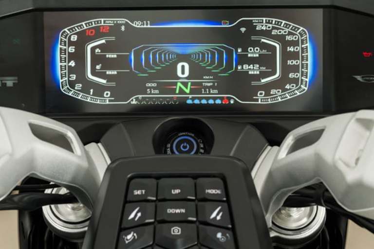 Das grosse TFT-Farbdisplay passt zur ausladenden Verkleidung