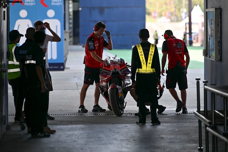 Nummer 93: Die Ducati von Marc Marquez nach dem ersten Sturz