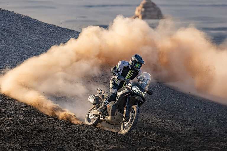 Die CF Moto 1000 MT-X wirbelt Staub auf – auch im übertragenen Sinne 