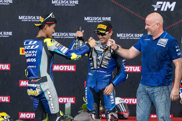 Aldi Mahendra, Albert Arenas und AS-Racing-Boss Andrea Quadranti (v.l.)