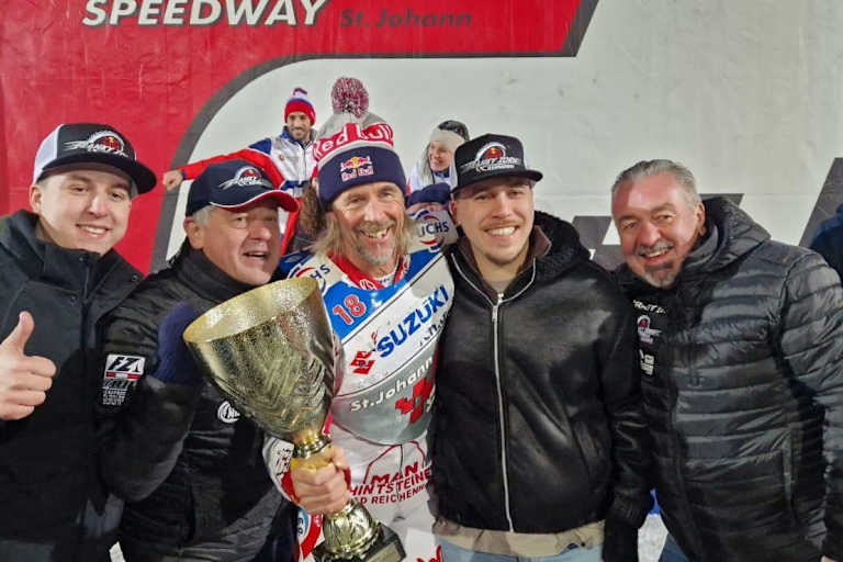 Sieger Franz Zorn mit großem Pokal