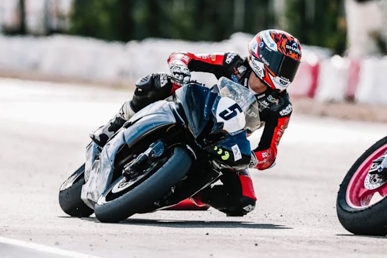 Leo Rammerstorfer beim Training auf dem Supersport-Motorrad 