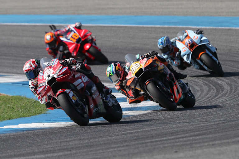 Bagnaia (9.) musste sowohl Binder (#33) als auch Ogura (#79) ziehen lassen