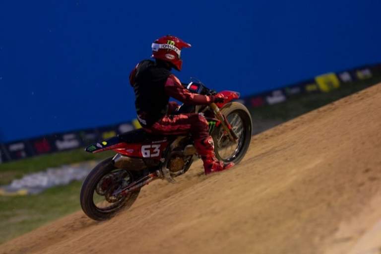 Bagnaia auf der Trainings-Ducati im Flat-Track-Modus