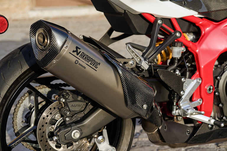 An der ES-Version besteht nicht nur die Verkleidung aus Karbon