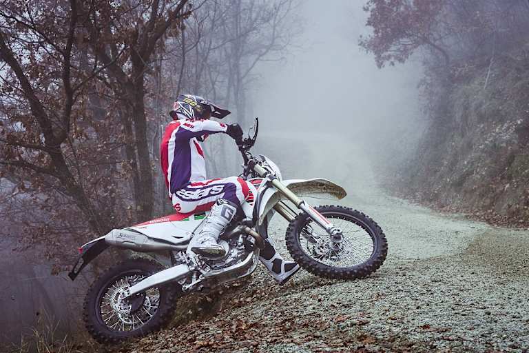 Es fehlt nur die Motorschutzplatte, der Rest ist dran an der Bimota BX450