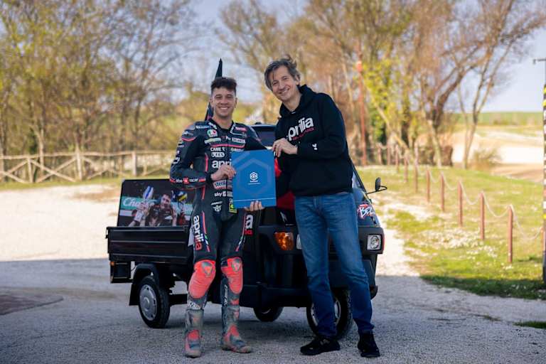 Übergabe der Fahrzeugdokumente durch Racing-Chef Massimo Rivola