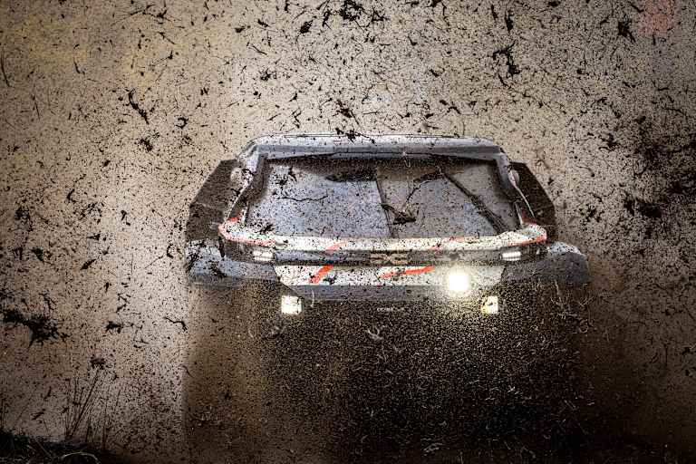 Weltmeister Lucas Moraes mit Navigator Dennis Zenz im Matsch 