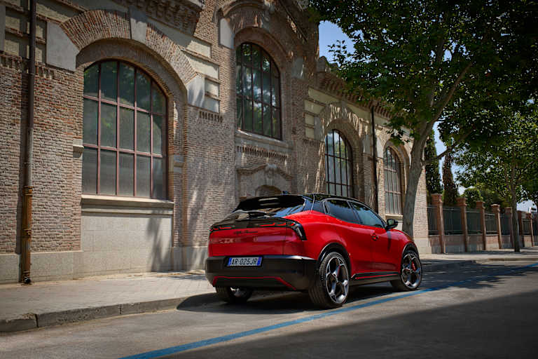 Antriebe: Vollelektrisch, Mildhybrid, Mildhybrid mit Allradantrieb. 