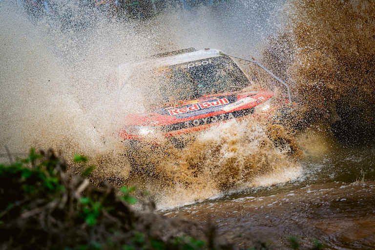 Seth Quintero/Andrew Short liegen im Toyota Hilux an zweiter Position