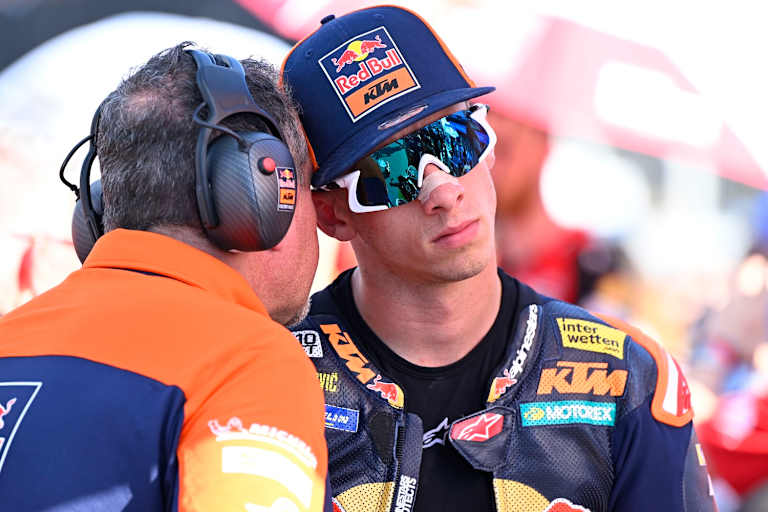 Pedro Acosta mit Crew-Chief Paul Trevathan