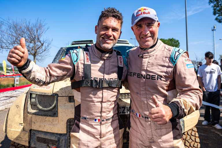 Wüstenlegende Peterhansel und Mika Metge siegten im Defender in der Klasse