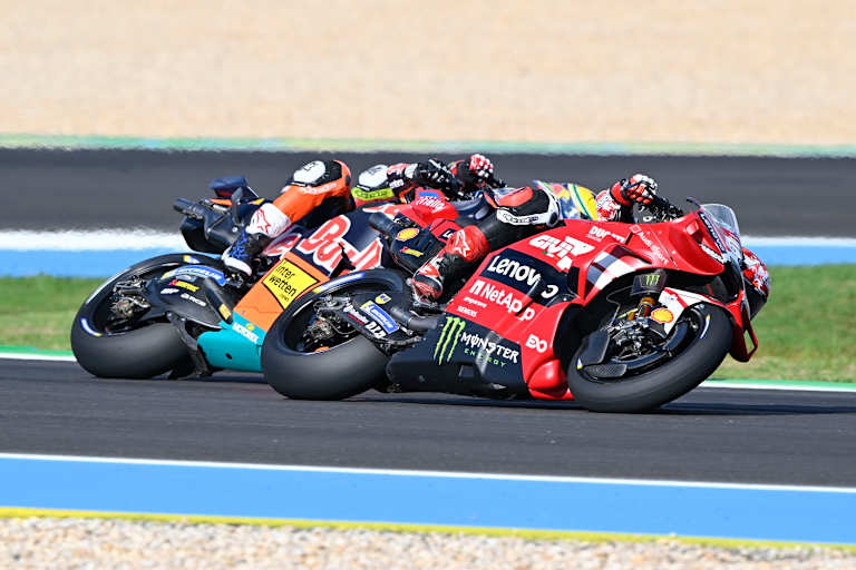 Drei, nicht zwei. Bagnaia und Acosta nehmen Moreira in die Zange