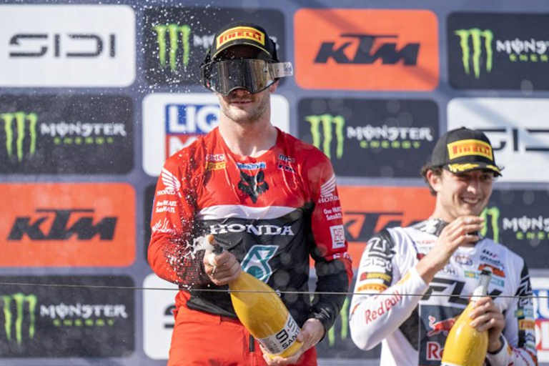 Jeffrey Herlings auf dem Podium in Almonte